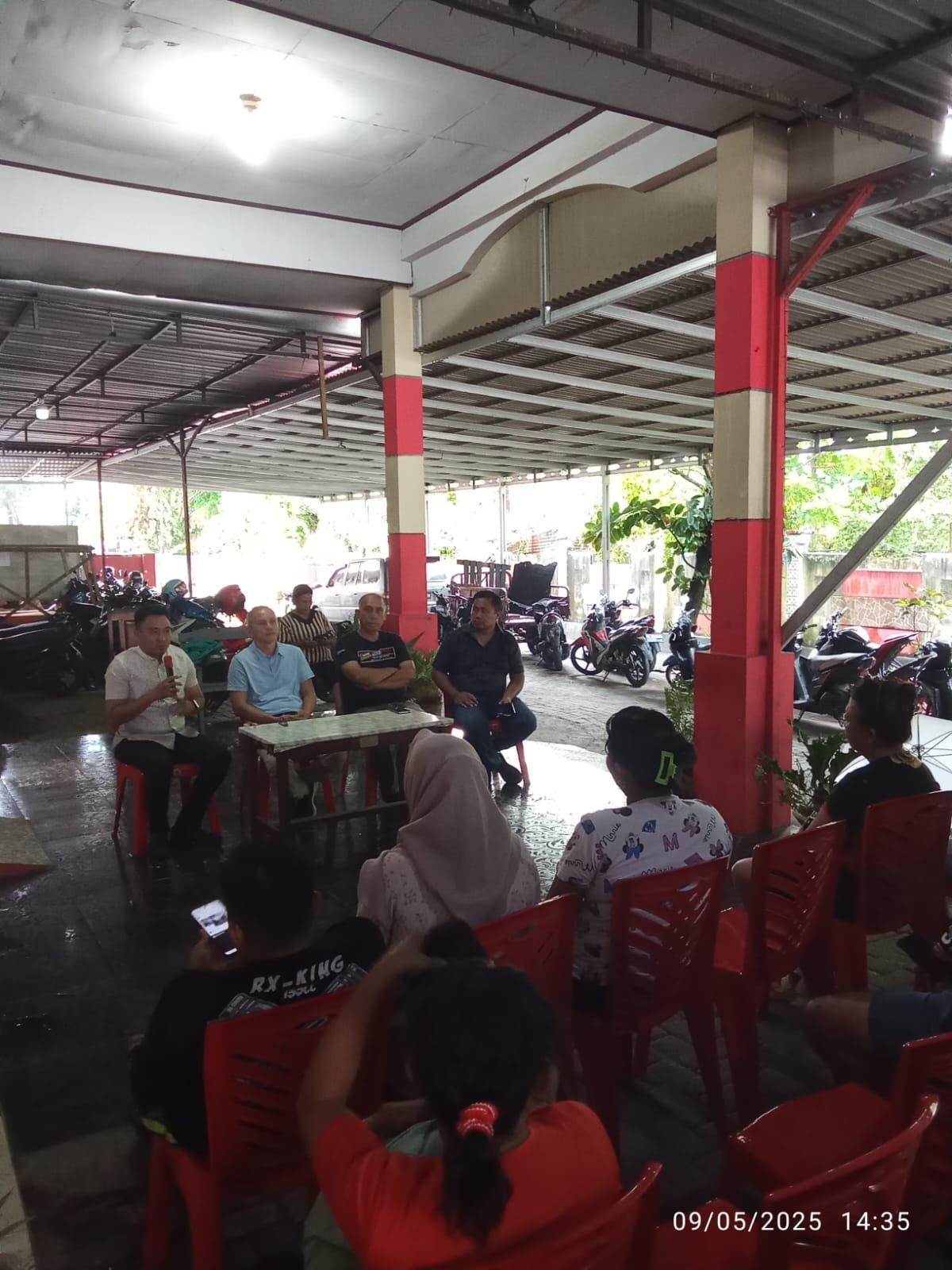Dialog dengan Penghuni Tanah Milik Pemda Bolmong difasilitasi oleh Camat Tuminting dan Lurah Bitung Karang Ria Tanggal 9 Mei 2025